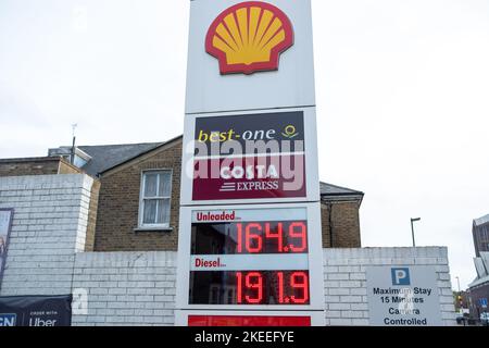 London - November 2022: Shell Service Station Preise und Best One Convenience Store mit Costa Express in West Ealing. Stockfoto