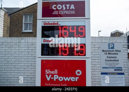 London - November 2022: Shell Service Station Preise und Best One Convenience Store mit Costa Express in West Ealing. Stockfoto