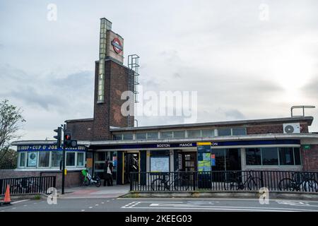 London - November 2022: Boston Manor U-Bahnstation, eine Piccadilly Line Station in West London Stockfoto