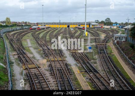 London - November 2022: Northfields Train Depot - U-Bahn-Depot der Londoner U-Bahn neben Boston Manor und Northfields Station an der Piccadilly Line Stockfoto