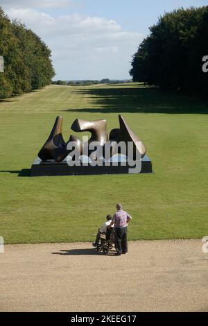 Behinderter Mensch bewundert henry moore Skulptur houghton Halle norfolk england Stockfoto