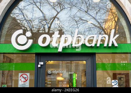 DEBRECEN - JAN 17: Logo der OTP Bank über dem Eingang in Debrecen, Januar 17. 2022 in Ungarn. Die OTP Bank Group ist eine der größten unabhängigen Unternehmen Stockfoto