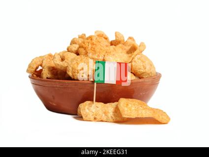 Schale mit gebratenen Schweinsschalen mit Flagge Italiens auf weißem Hintergrund Stockfoto