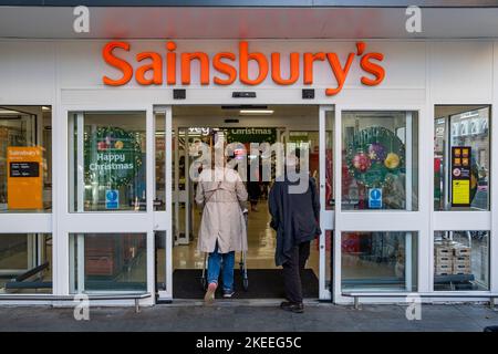 London - November 2022: Sainsburys Niederlassung in West Ealing, einem führenden britischen Supermarkt Stockfoto