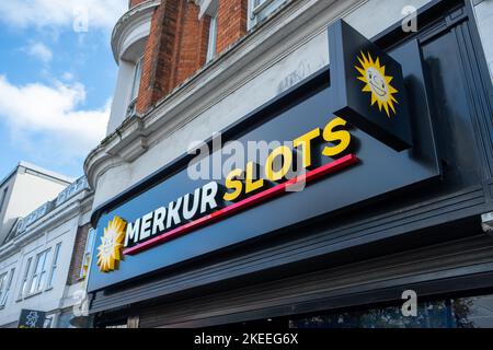 London - November 2022: Merkur Slots High Street Casino Filiale in West Ealing, Südwesten Londons Stockfoto
