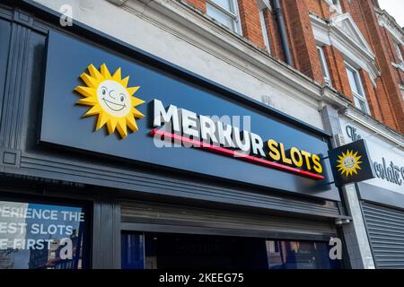 London - November 2022: Merkur Slots High Street Casino Filiale in West Ealing, Südwesten Londons Stockfoto