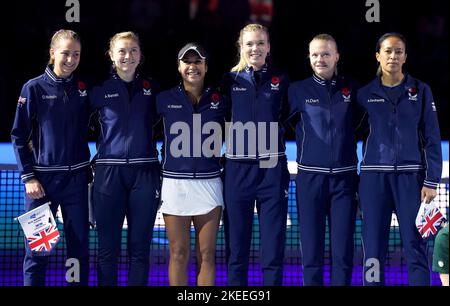 Die Briten Olivia Nicholls, Alicia Barnett, Heather Watson, Katie Boulter, Harriet Dart und Captain Anne Keothavong (links-rechts) vor ihrem Halbfinalspiel des Billie Jean King Cup gegen Australien in der Emirates Arena in Glasgow. Ausgabedatum: Samstag, 12. November 2022. Stockfoto