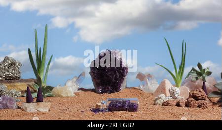 Chakra-Steine und Blumen auf australischem rotem Sand Stockfoto