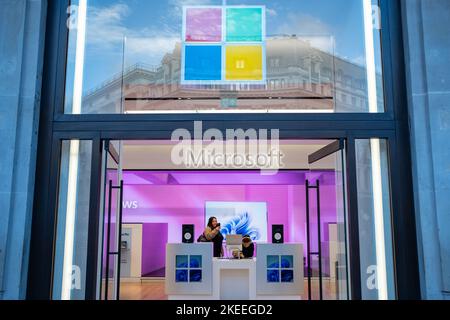 London - November 2022: Microsoft Flagship UK Store auf Oxford Circus im West End Stockfoto