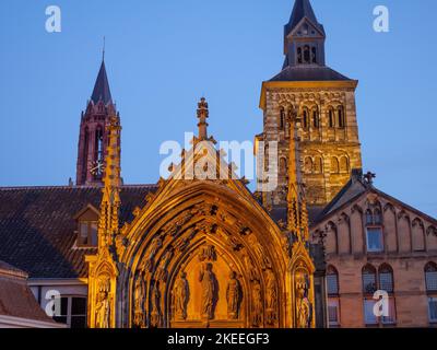 Die römisch-katholische Kirche St. Servatius am Abend in Maastricht, Niederlande. Stockfoto