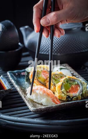 Frisches und farbenfrohes Sushi-Set mit Wasabi. Als klassische japanische Küche. Stockfoto