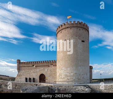 AREVALO, SPANIEN - 15. OKTOBER 2022: Weitwinkelansicht des berühmten Schlosses Castillo de Arevalo in der spanischen Provinz Avila. Stockfoto