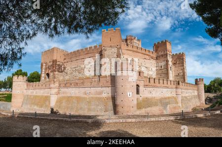 MEDINA DEL CAMPO, SPANIEN - 16. OKTOBER 2022: Weitwinkelansicht der berühmten Burg Castillo de la Mota in Medina del Campo, Valladolid. Diese rekonstruieren Stockfoto