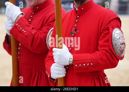 Die Gewinner von DOGETT's Coat und Badge vor der Parade in der Lord Mayor's Show in der City of London. Bilddatum: Samstag, 12. November 2022. Stockfoto