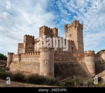 MEDINA DEL CAMPO, SPANIEN - 16. OKTOBER 2022: Weitwinkelansicht der berühmten Burg Castillo de la Mota in Medina del Campo, Valladolid. Diese rekonstruieren Stockfoto