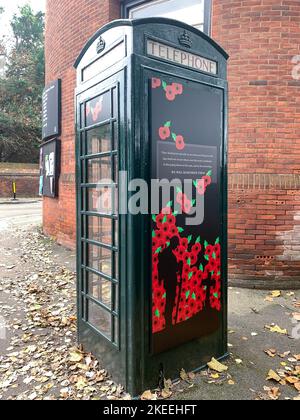 Eton, Windsor, Britannien. 12.. November 2022. Auf einer Telefonbox vor dem Eton College befindet sich ein bemaltes Erinnerungsdenkmal, das das Eton College vor dem morgigen Erinnerungssonntag zur Erinnerung an die mutigen Soldaten, die im Ersten und Zweiten Weltkrieg im Kampf um unsere Freiheit ihr Leben verloren haben, anfertigte Quelle: Maureen McLean/Alamy Live News Stockfoto