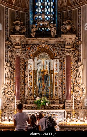 Menschen Beleuchtung Kerzen In Monreale Kathedrale, Palermo, Sizilien, Italien. Stockfoto