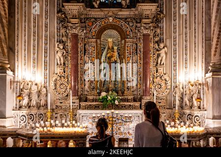 Menschen Beleuchtung Kerzen In Monreale Kathedrale, Palermo, Sizilien, Italien. Stockfoto