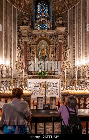 Frauen Beten In Der Kathedrale Von Monreale, Palermo, Sizilien, Italien. Stockfoto