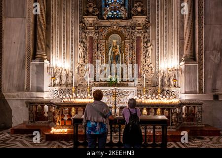 Frauen Beten In Der Kathedrale Von Monreale, Palermo, Sizilien, Italien. Stockfoto