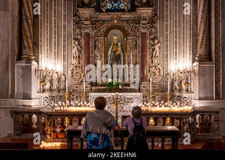 Frauen Beten In Der Kathedrale Von Monreale, Palermo, Sizilien, Italien. Stockfoto