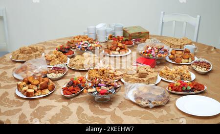 Eine Vielzahl von orientalischen Süßigkeiten auf dem Tisch im Café, Leckereien für liebe Gäste. Stockfoto