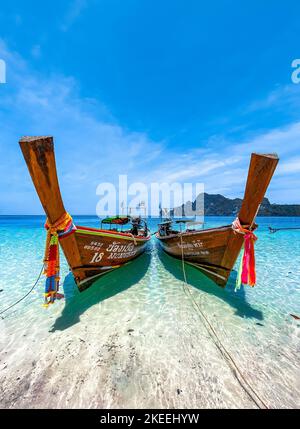 Long Tail Boot in Monkey Beach auf der insel koh Phi Phi Don, in Krabi, Thailand Stockfoto