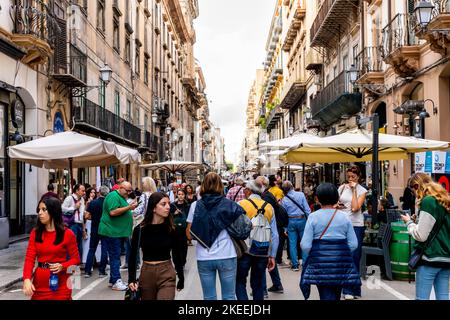 Menschen Auf Der Via Maqueda, Palermo, Sizilien, Italien. Stockfoto