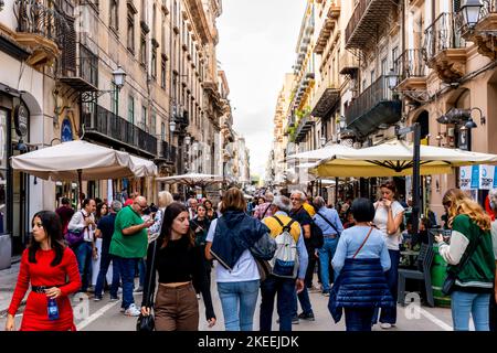 Menschen Auf Der Via Maqueda, Palermo, Sizilien, Italien. Stockfoto