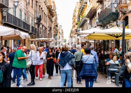 Menschen Auf Der Via Maqueda, Palermo, Sizilien, Italien. Stockfoto