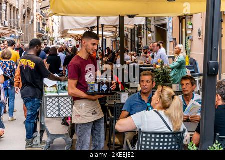 Menschen sitzen in Einem Café in der Via Maqueda, Palermo, Sizilien, Italien. Stockfoto
