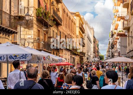 Menschen Auf Der Via Maqueda, Palermo, Sizilien, Italien. Stockfoto