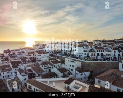 Luftaufnahme eines Sonnenaufgangs in Altea in Alicante (Spanien) mit seinen typischen weißen Häusern am Mittelmeer. Mediterrane Kultur Stockfoto