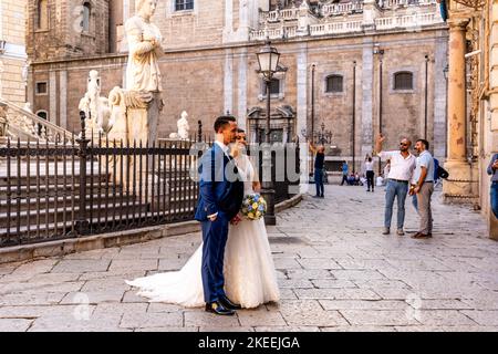 Ein frisch verheiratetes sizilianisches Paar posiert für Hochzeitsfotos am Pretoria-Brunnen, Palermo, Sizilien, Italien. Stockfoto