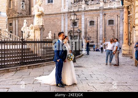 Ein frisch verheiratetes sizilianisches Paar posiert für Hochzeitsfotos am Pretoria-Brunnen, Palermo, Sizilien, Italien. Stockfoto