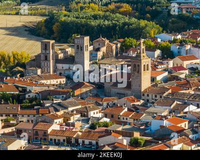Luftaufnahme der spanischen Stadt Arevalo in Avila, mit den berühmten Türmen der Kirchen auf dem Hauptplatz. Stockfoto