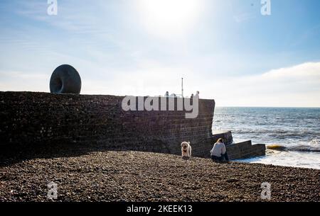 Brighton UK 12. November 2022 - Besucher genießen einen schönen sonnigen Morgen am Strand von Brighton und am Meer bei ungewöhnlich warmen Temperaturen für die Jahreszeit : Credit Simon Dack / Alamy Live News Stockfoto