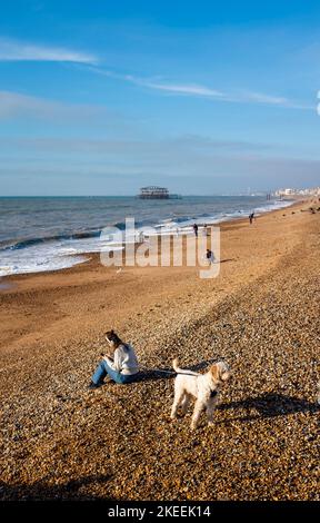 Brighton UK 12. November 2022 - Besucher genießen einen schönen sonnigen Morgen am Strand von Brighton und am Meer bei ungewöhnlich warmen Temperaturen für die Jahreszeit : Credit Simon Dack / Alamy Live News Stockfoto