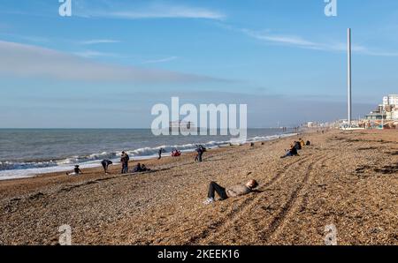 Brighton UK 12. November 2022 - Besucher genießen einen schönen sonnigen Morgen am Strand von Brighton und am Meer bei ungewöhnlich warmen Temperaturen für die Jahreszeit : Credit Simon Dack / Alamy Live News Stockfoto