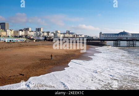 Brighton UK 12. November 2022 - Besucher genießen einen schönen sonnigen Morgen am Strand von Brighton und am Meer bei ungewöhnlich warmen Temperaturen für die Jahreszeit : Credit Simon Dack / Alamy Live News Stockfoto