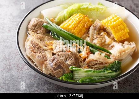 Bulalo ist ein Rindfleischgericht aus der philippinischen Suppe, das aus Rinderschenkeln und Knochenmark mit Kohl, Mais, Frühlingszwiebeln, Zwiebeln, Knoblauch und Fisch Sau zubereitet wird Stockfoto