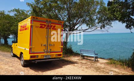 KOH CHANG, TRAT, THAILAND – 11. NOVEMBER 2022: DHL-LIEFERWAGEN. DHL ist weltweit Marktführer in der Logistikbranche. Das Auto ist am Strand. Der Fahrer ruht sich an sonnigen Tagen auf einer tropischen exotischen Insel aus Stockfoto