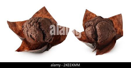 Zwei dunkle Schokoladenmuffins oder Cupcakes, isoliert auf weißem Hintergrund Stockfoto