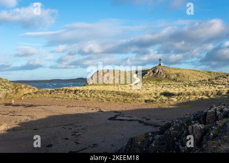 Strand und überqueren Sie den Twr Mawr Leuchtturm auf Llanddwyn Island, Anglesey, Nordwales. Stockfoto