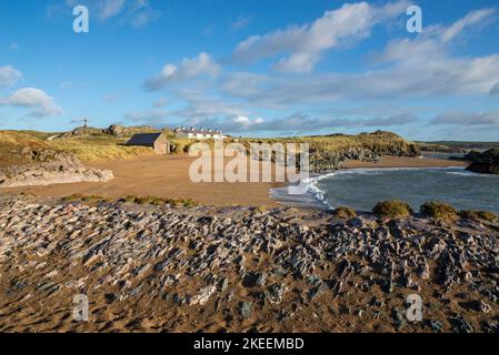 Strand unter den Pilots Cottages und überqueren Llanddwyn Island, Anglesey, Nordwales. Stockfoto