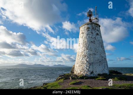 TWR Bach Lighthouse auf Llanddwyn Island, Anglesey, North Wales. Stockfoto