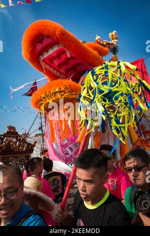 Dorfbewohner führen einen traditionellen, farbenfrohen Drachentanz auf dem zehnjährigen Da Jiu Festival-Gelände, kam Tin, New Territories, Hong Kong, 2015, auf Stockfoto