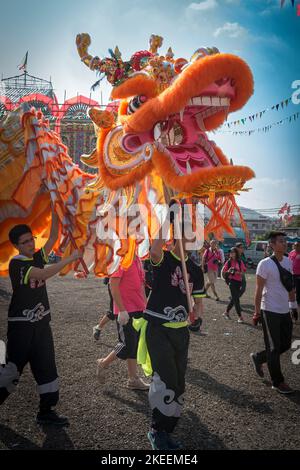 Dorfbewohner führen einen traditionellen, farbenfrohen Drachentanz auf dem zehnjährigen Da Jiu Festival-Gelände, kam Tin, New Territories, Hong Kong, 2015, auf Stockfoto