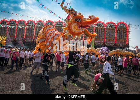 Dorfbewohner führen einen traditionellen, farbenfrohen Drachentanz auf dem zehnjährigen Da Jiu Festival-Gelände, kam Tin, New Territories, Hong Kong, 2015, auf Stockfoto