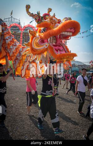 Dorfbewohner führen einen traditionellen, farbenfrohen Drachentanz auf dem zehnjährigen Da Jiu Festival-Gelände, kam Tin, New Territories, Hong Kong, 2015, auf Stockfoto